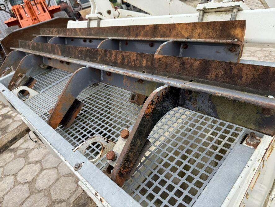 Машина за разпръскване на сол/ Пясък за Комунална/ Специална техника Bomag BW174: снимка 7