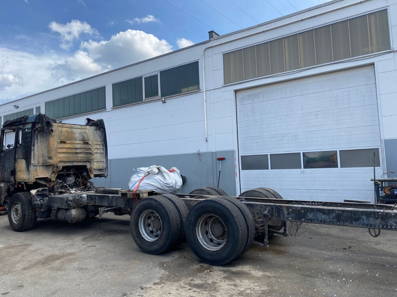 MAN TGX 26.580 Verbrannt 6x4 - Шаси кабина: снимка 3 MAN TGX 26.580 Verbrannt 6x4 - Шаси кабина: снимка 3