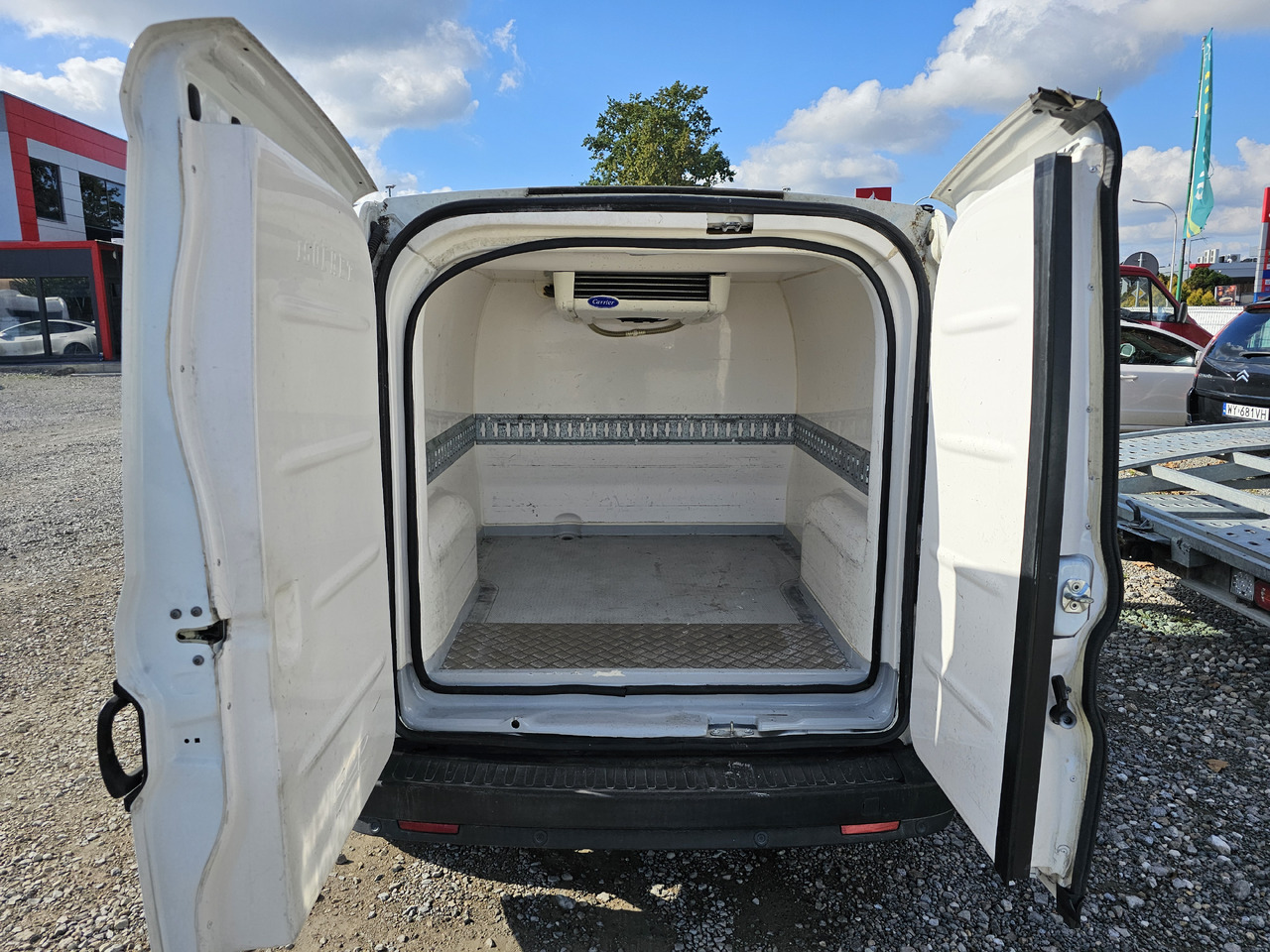 Fiat Doblo chlodnia mroznia carrier +230v - 18 C euro5 - Хладилен бус: снимка 2 Fiat Doblo chlodnia mroznia carrier +230v - 18 C euro5 - Хладилен бус: снимка 2