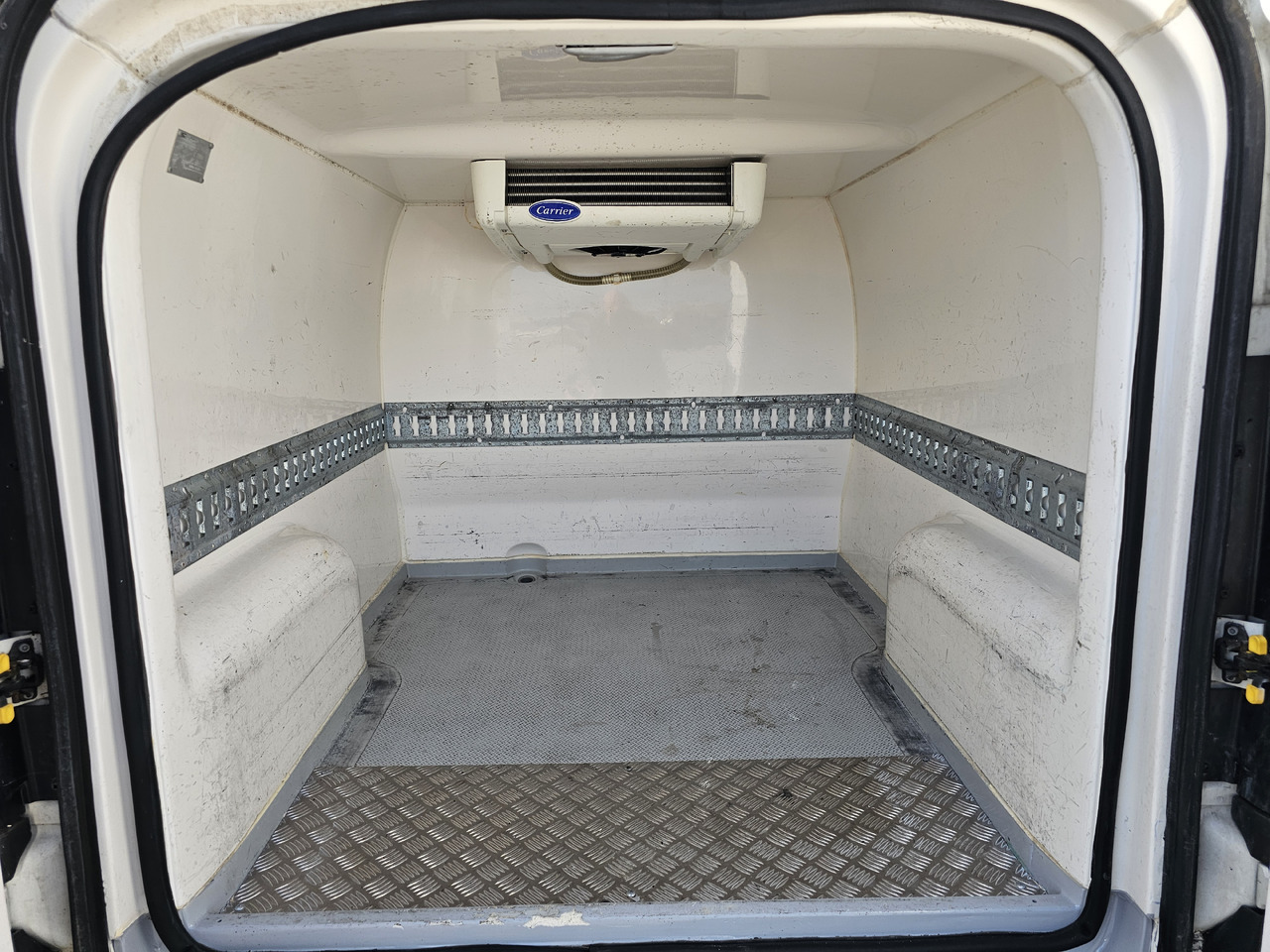 Fiat Doblo chlodnia mroznia carrier +230v - 18 C euro5 - Хладилен бус: снимка 4 Fiat Doblo chlodnia mroznia carrier +230v - 18 C euro5 - Хладилен бус: снимка 4