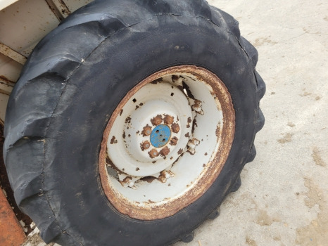 Ford 2600, 3600, 4600, 4000 Rear Wheel Rim And Tyre 16.9 R30 - Комплект колела: снимка 4 Ford 2600, 3600, 4600, 4000 Rear Wheel Rim And Tyre 16.9 R30 - Комплект колела: снимка 4