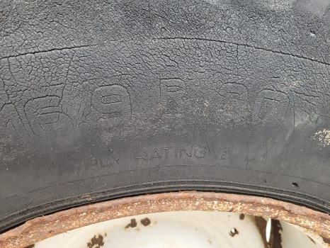 Ford 2600, 3600, 4600, 4000 Rear Wheel Rim And Tyre 16.9 R30 - Комплект колела: снимка 2 Ford 2600, 3600, 4600, 4000 Rear Wheel Rim And Tyre 16.9 R30 - Комплект колела: снимка 2