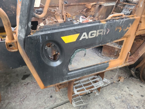 Jcb 542-70 Ag Cab door frame lower 402/s3035 - Врата и части: снимка 2 Jcb 542-70 Ag Cab door frame lower 402/s3035 - Врата и части: снимка 2