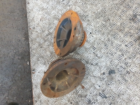 John Deere 6400 Pair Of Rear Axle Differential Bearing Housing Al112560, L77137 - Диференциал за Трактор: снимка 4 John Deere 6400 Pair Of Rear Axle Differential Bearing Housing Al112560, L77137 - Диференциал за Трактор: снимка 4