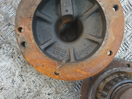 John Deere 6400 Pair Of Rear Axle Differential Bearing Housing Al112560, L77137 - Диференциал за Трактор: снимка 2 John Deere 6400 Pair Of Rear Axle Differential Bearing Housing Al112560, L77137 - Диференциал за Трактор: снимка 2