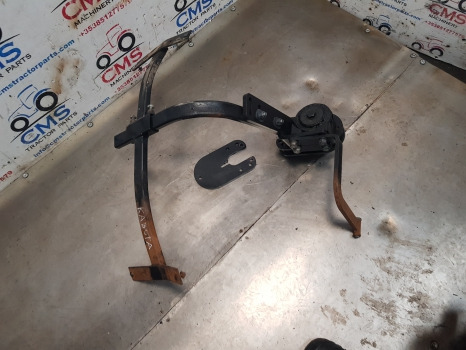 Kubota M5092 Front Axle Mudguard Bracket Lhs Assy - Калник: снимка 4 Kubota M5092 Front Axle Mudguard Bracket Lhs Assy - Калник: снимка 4