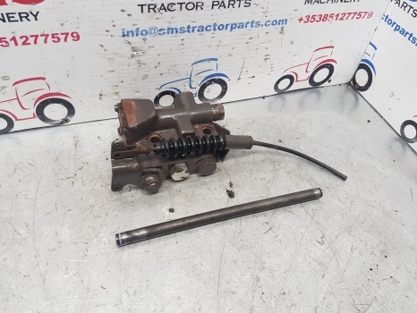 Massey Ferguson 690, 698, 699 Lift Cover Hydraulic Selector Valve - Хидравличен клапан за Трактор: снимка 1 Massey Ferguson 690, 698, 699 Lift Cover Hydraulic Selector Valve - Хидравличен клапан за Трактор: снимка 1