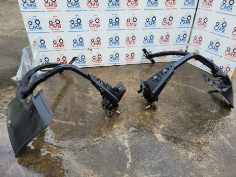 New Holland Case T6, T7, T6000, Maxxum Ser Front Mudguard Bracket Kit 47444870 - Калник: снимка 1 New Holland Case T6, T7, T6000, Maxxum Ser Front Mudguard Bracket Kit 47444870 - Калник: снимка 1