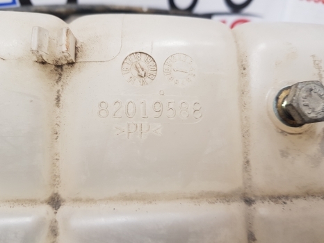 New Holland Case T7, T6, T6000, Maxxum, Puma T7.200 Expansion Tank 82019588 - Разширителен съд за Селскостопанска техника: снимка 2 New Holland Case T7, T6, T6000, Maxxum, Puma T7.200 Expansion Tank 82019588 - Разширителен съд за Селскостопанска техника: снимка 2