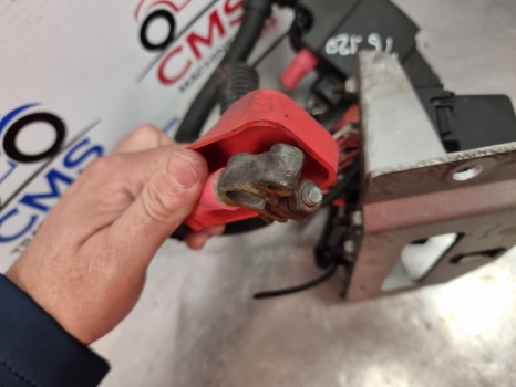 New Holland T5.120, T5 Series, Battery Wiring With Fuse Box 47866255, 87716664 - Кабели/ Жици: снимка 3 New Holland T5.120, T5 Series, Battery Wiring With Fuse Box 47866255, 87716664 - Кабели/ Жици: снимка 3
