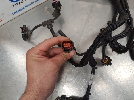 New Holland T5.95 Engine Wiring Loom 5801522047, 504388404 - Кабели/ Жици за Трактор: снимка 4 New Holland T5.95 Engine Wiring Loom 5801522047, 504388404 - Кабели/ Жици за Трактор: снимка 4