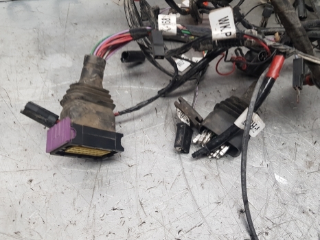 New Holland T7 T7.200 Case Maxxum Puma Cab Roof Wiring Loom 47372235, 84407580 - Кабели/ Жици за Трактор: снимка 2 New Holland T7 T7.200 Case Maxxum Puma Cab Roof Wiring Loom 47372235, 84407580 - Кабели/ Жици за Трактор: снимка 2