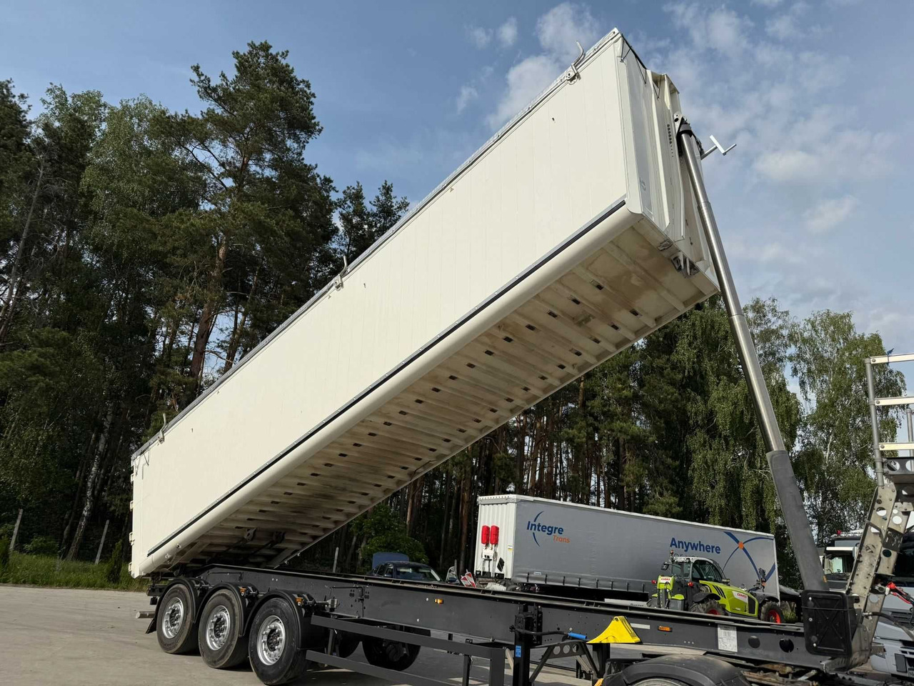 Wywrotka Schmitz 60 m3, 2018 rok, oś podnoszona, drzwi,import Francja - Самосвал полуремарке: снимка 1 Wywrotka Schmitz 60 m3, 2018 rok, oś podnoszona, drzwi,import Francja - Самосвал полуремарке: снимка 1