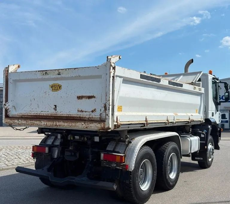 Iveco AD260T45W 6x6 | Meiller | Wywrotka trójstronna | Niemiecki pojazd | 451 KM | Euro 5|Stały zaczep holowniczy - Самосвал камион: снимка 5 Iveco AD260T45W 6x6 | Meiller | Wywrotka trójstronna | Niemiecki pojazd | 451 KM | Euro 5|Stały zaczep holowniczy - Самосвал камион: снимка 5