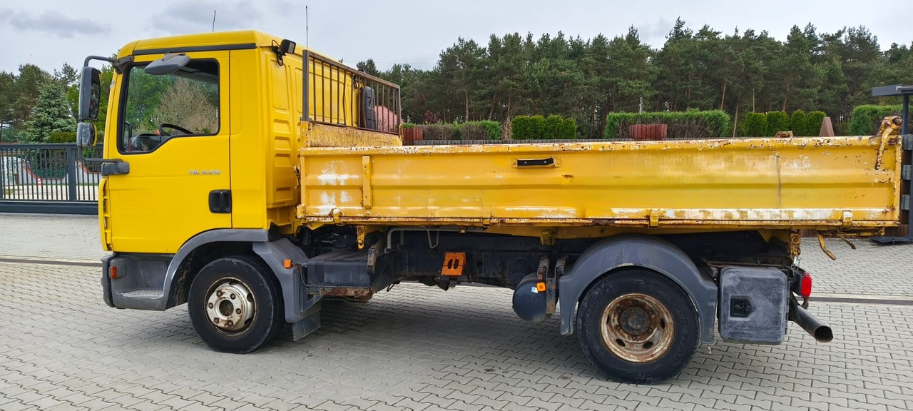 MAN TGL 8.210 * 2007 * 3-stronny KIPER * NOWE OPONY * MANUAL * RESOR * 3 MIEJSCA - Самосвал камион: снимка 3 MAN TGL 8.210 * 2007 * 3-stronny KIPER * NOWE OPONY * MANUAL * RESOR * 3 MIEJSCA - Самосвал камион: снимка 3