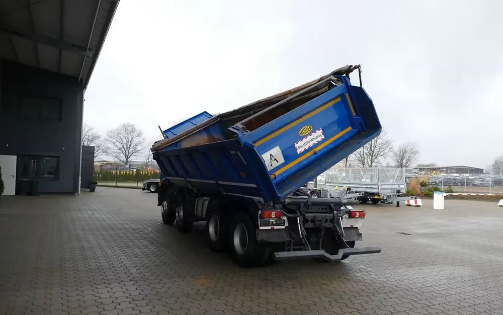 Mercedes-Benz 3243K / 8x4 – Trójstronny wywrotka Meiller / Bordmatik / Retarder / 67 tys. km!/ Euro 6/ 8x4 - Самосвал камион: снимка 3 Mercedes-Benz 3243K / 8x4 – Trójstronny wywrotka Meiller / Bordmatik / Retarder / 67 tys. km!/ Euro 6/ 8x4 - Самосвал камион: снимка 3