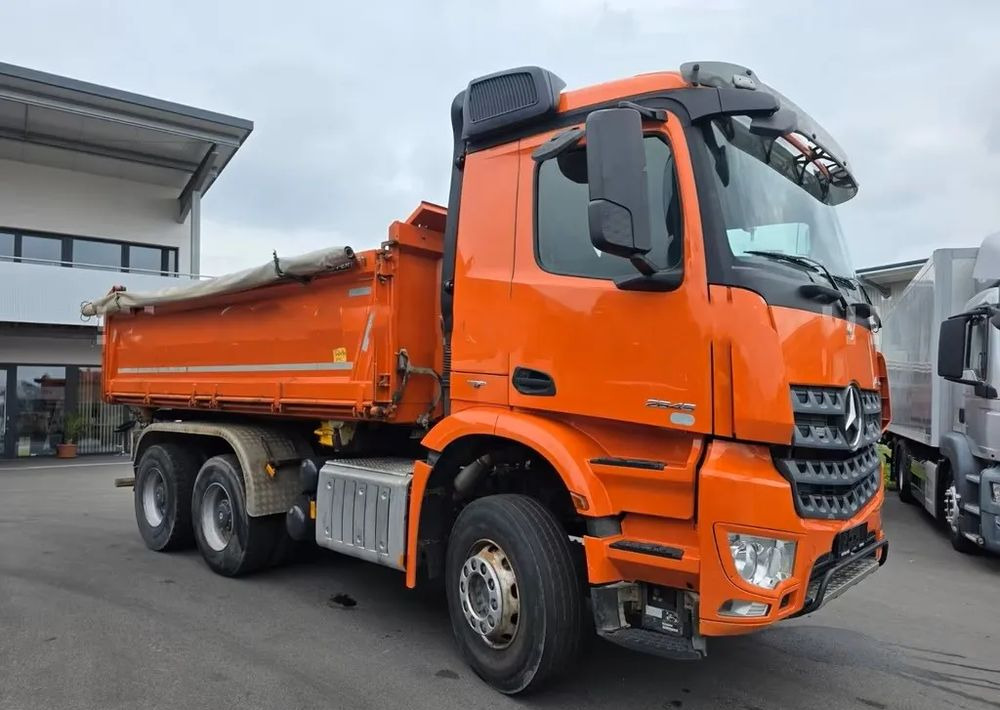 Mercedes-Benz Arocs 2645 6x4 – Wywrotka Meiller 3- stronny/ Manual / Retarder / BORDMATIK / Blatt/Blatt - Самосвал камион: снимка 3 Mercedes-Benz Arocs 2645 6x4 – Wywrotka Meiller 3- stronny/ Manual / Retarder / BORDMATIK / Blatt/Blatt - Самосвал камион: снимка 3