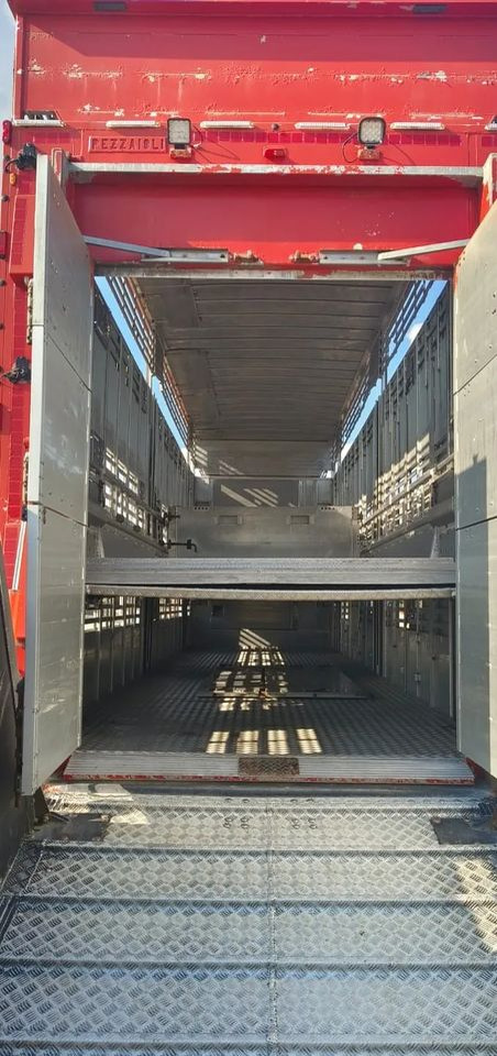 За превоз на животни полуремарке Pezzaioli 2017 / 3 POZIOMY / TRANSPORT ZWIERZĄT / HYDRAULIKA / STEROWANIE PILOTEM/ PODNOSZONY DACH /: снимка 16