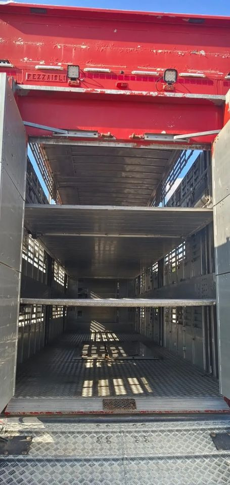 За превоз на животни полуремарке Pezzaioli 2017 / 3 POZIOMY / TRANSPORT ZWIERZĄT / HYDRAULIKA / STEROWANIE PILOTEM/ PODNOSZONY DACH /: снимка 14