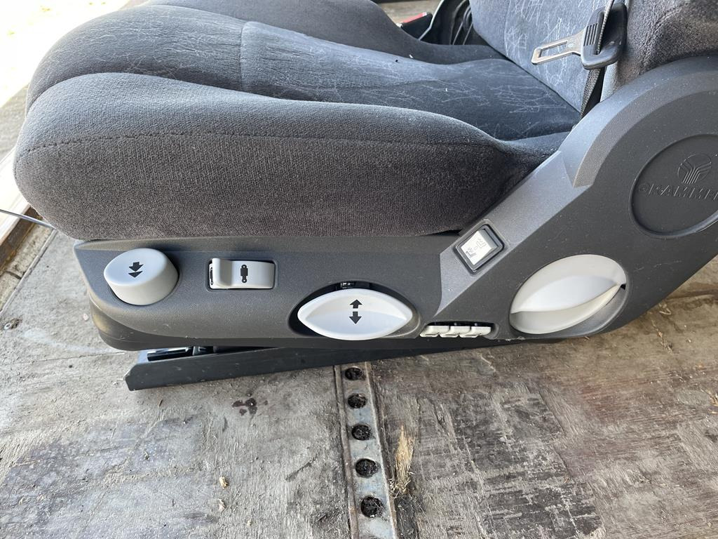 MERCEDES-BENZ ATEGO 3 AIR DRIVER SEAT - Седалка за Камион: снимка 4 MERCEDES-BENZ ATEGO 3 AIR DRIVER SEAT - Седалка за Камион: снимка 4