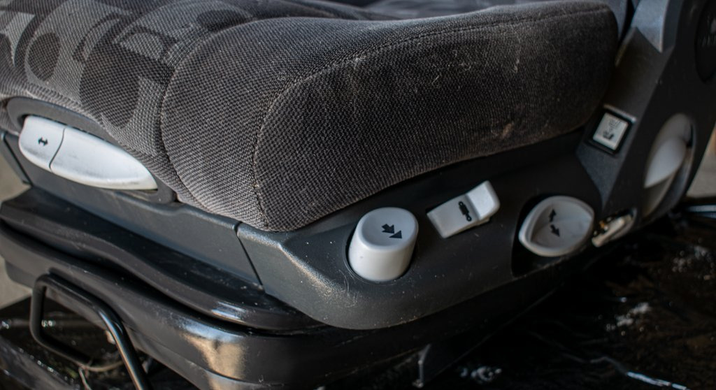 MERCEDES-BENZ AXOR AIR SEAT - DRIVER - Седалка за Камион: снимка 2 MERCEDES-BENZ AXOR AIR SEAT - DRIVER - Седалка за Камион: снимка 2