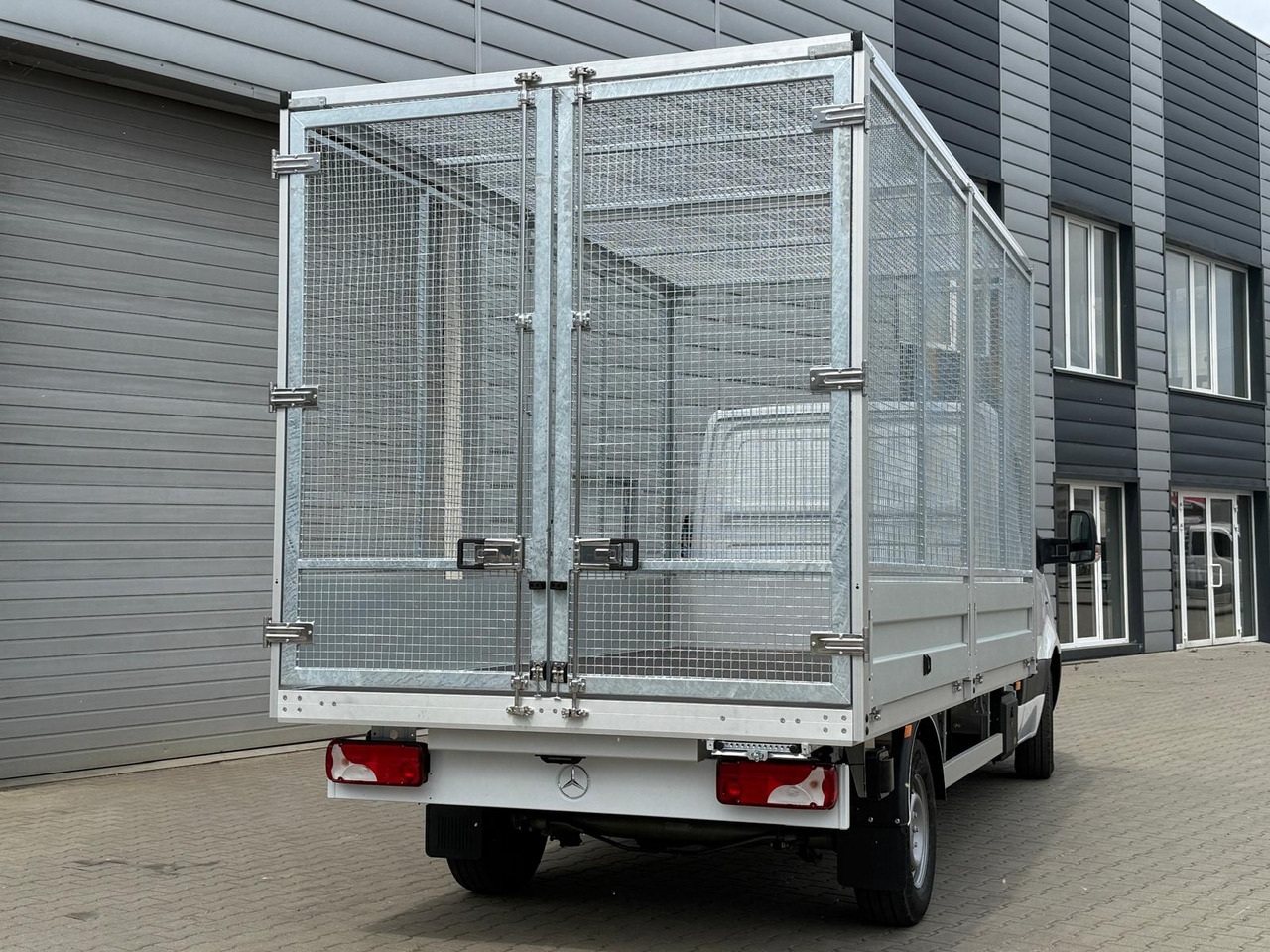 Mercedes eSprinter - Бордови бус, Електрически бус: снимка 4 Mercedes eSprinter - Бордови бус, Електрически бус: снимка 4
