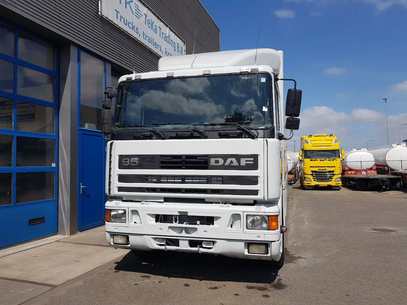 DAF 95.350 Paardenwagen met zitverblijf 7 paarden 7 horses - Камион за коне: снимка 2 DAF 95.350 Paardenwagen met zitverblijf 7 paarden 7 horses - Камион за коне: снимка 2