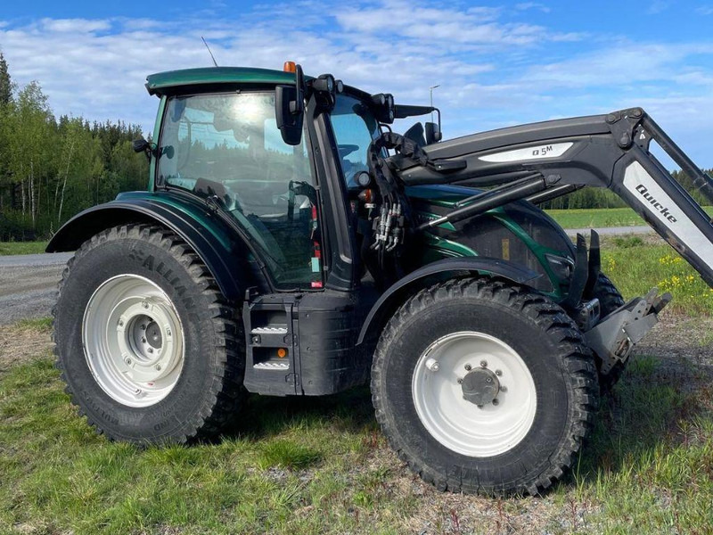 Valtra N154E Versu SmartTouch MR19 Valtra N154E Versu SmartTouch MR19 med frontlastare Quicke Q5M - Трактор: снимка 4 Valtra N154E Versu SmartTouch MR19 Valtra N154E Versu SmartTouch MR19 med frontlastare Quicke Q5M - Трактор: снимка 4