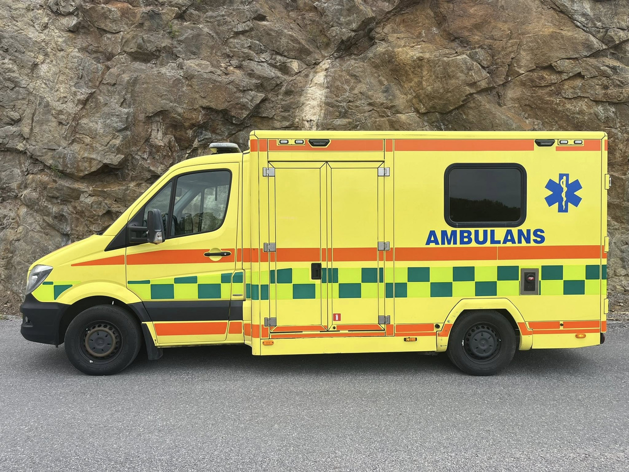 MERCEDES-BENZ Sprinter 319 - AMBULANCE / Krankenwagen / швидка допомога - Линейка: снимка 2 MERCEDES-BENZ Sprinter 319 - AMBULANCE / Krankenwagen / швидка допомога - Линейка: снимка 2