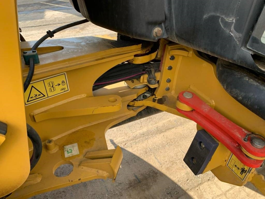 Колесен товарач CAT 906: снимка 24