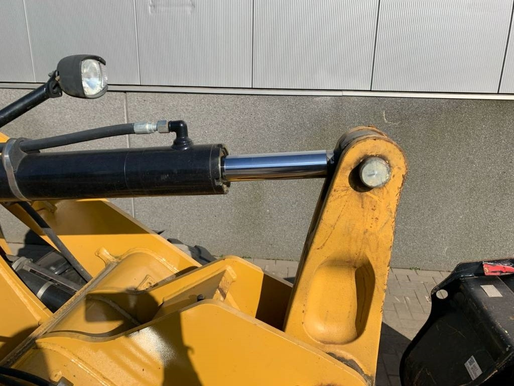 Колесен товарач CAT 906: снимка 25