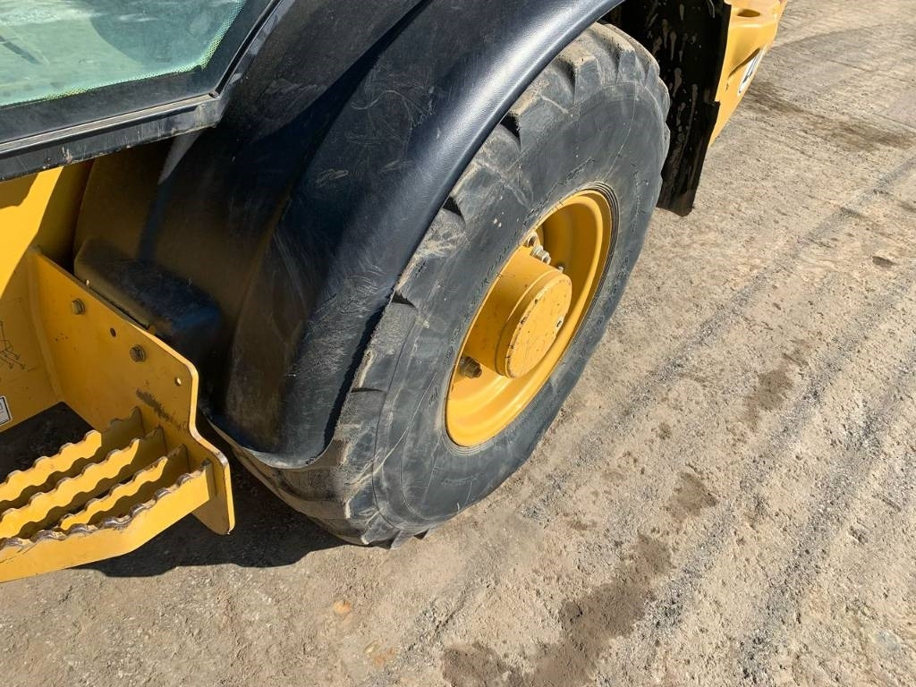 Колесен товарач CAT 906: снимка 28