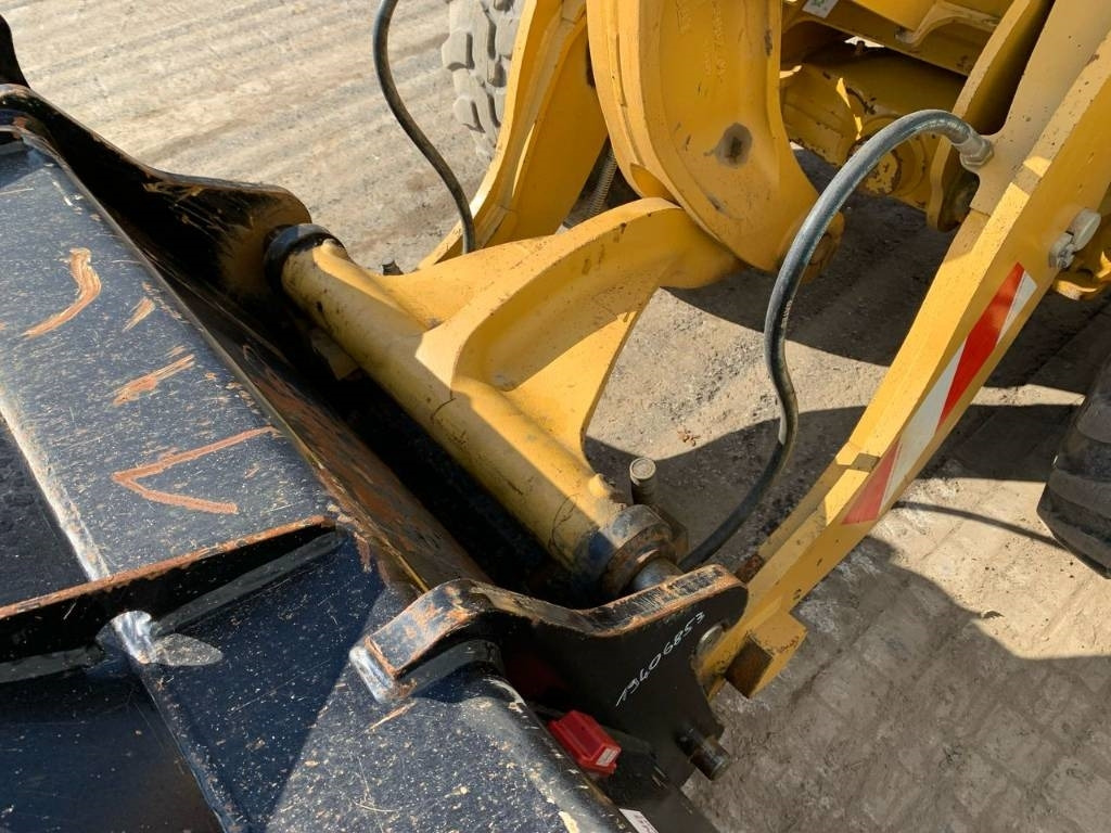 Колесен товарач CAT 906: снимка 23