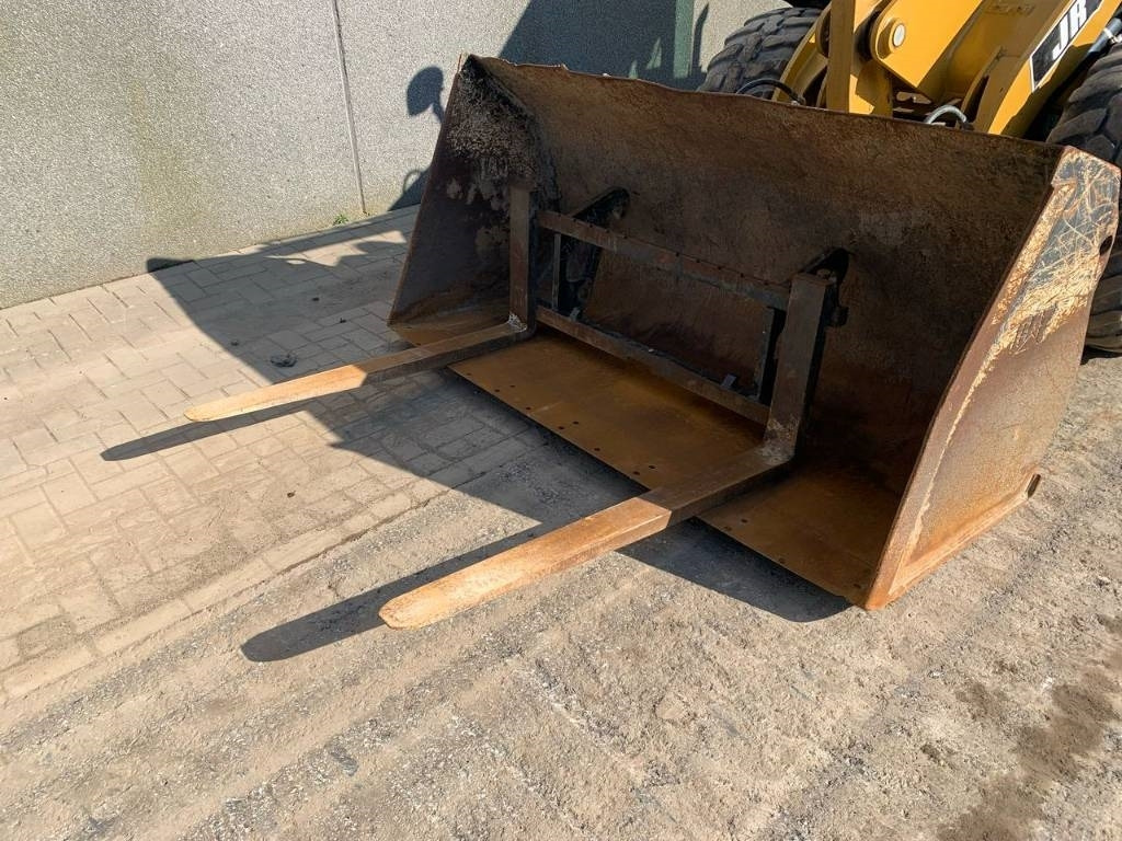 Колесен товарач CAT 906: снимка 17