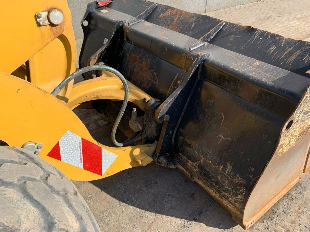 Колесен товарач CAT 906: снимка 22