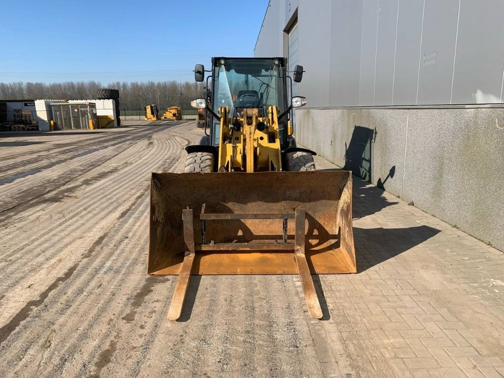 Колесен товарач CAT 906: снимка 8