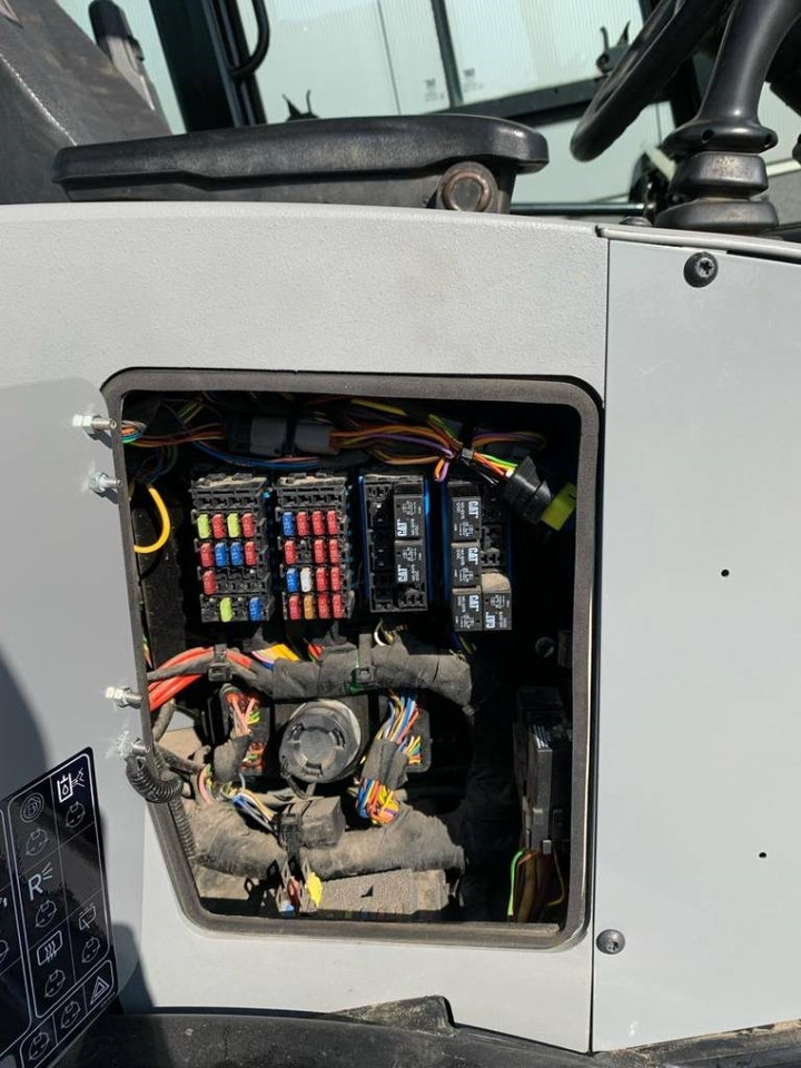 Колесен товарач CAT 906: снимка 16