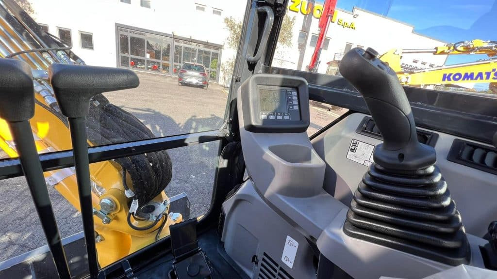 Komatsu PC30 MR-5 - Мини багер: снимка 4 Komatsu PC30 MR-5 - Мини багер: снимка 4