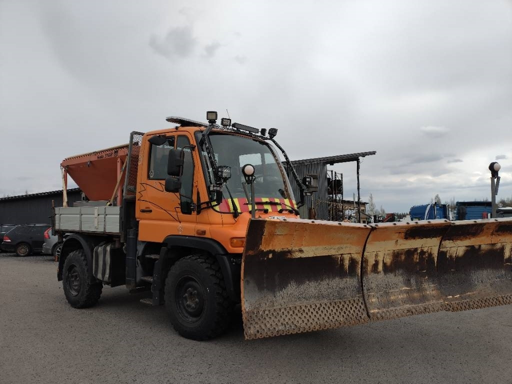 Mercedes-Benz Unimog ,hiekoitin,aura,kippilava - Снегорин: снимка 2 Mercedes-Benz Unimog ,hiekoitin,aura,kippilava - Снегорин: снимка 2