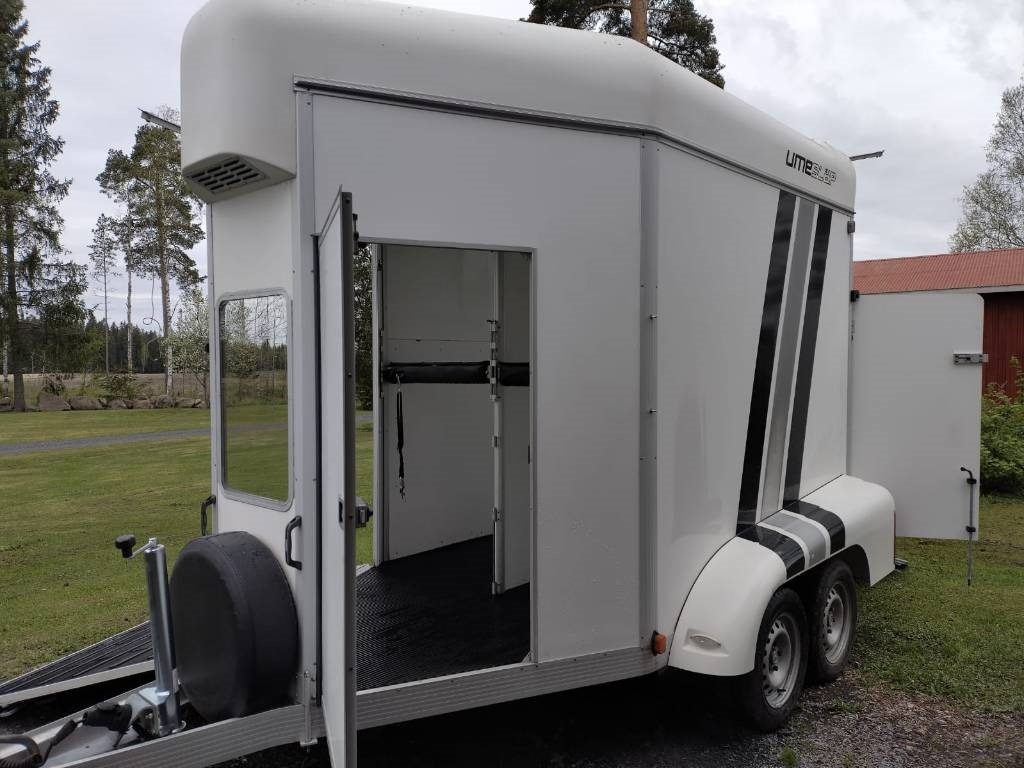 Umeå A45 Hevostraileri, etupurku - За превоз на животни ремарке: снимка 3 Umeå A45 Hevostraileri, etupurku - За превоз на животни ремарке: снимка 3