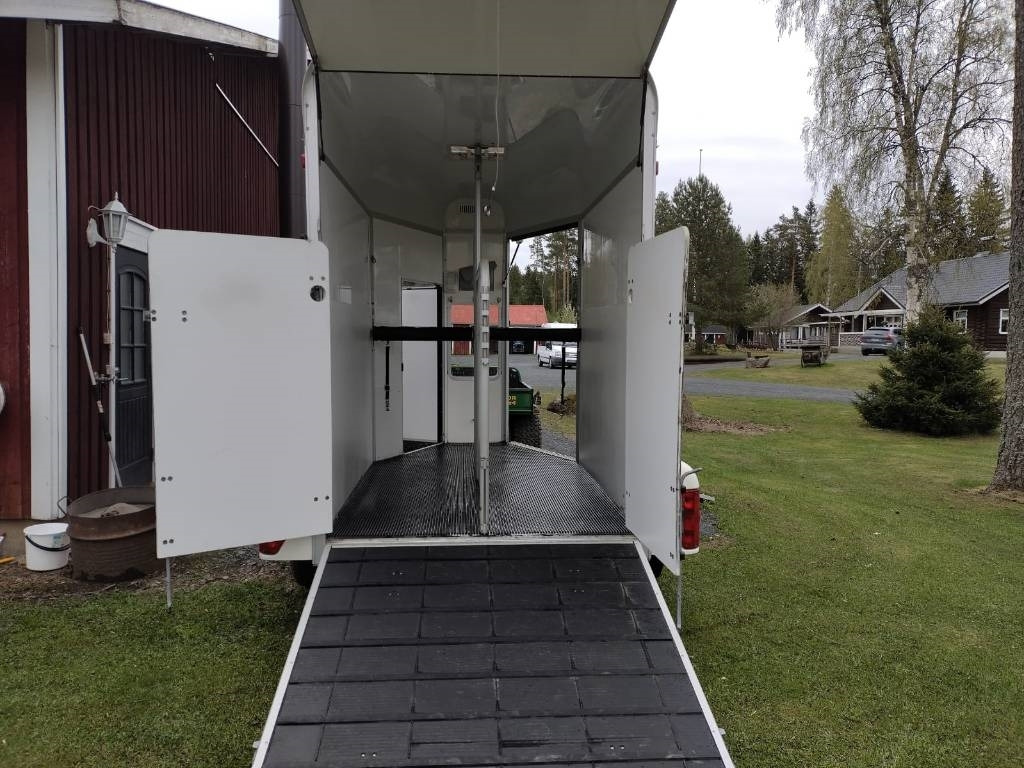 Umeå A45 Hevostraileri, etupurku - За превоз на животни ремарке: снимка 2 Umeå A45 Hevostraileri, etupurku - За превоз на животни ремарке: снимка 2