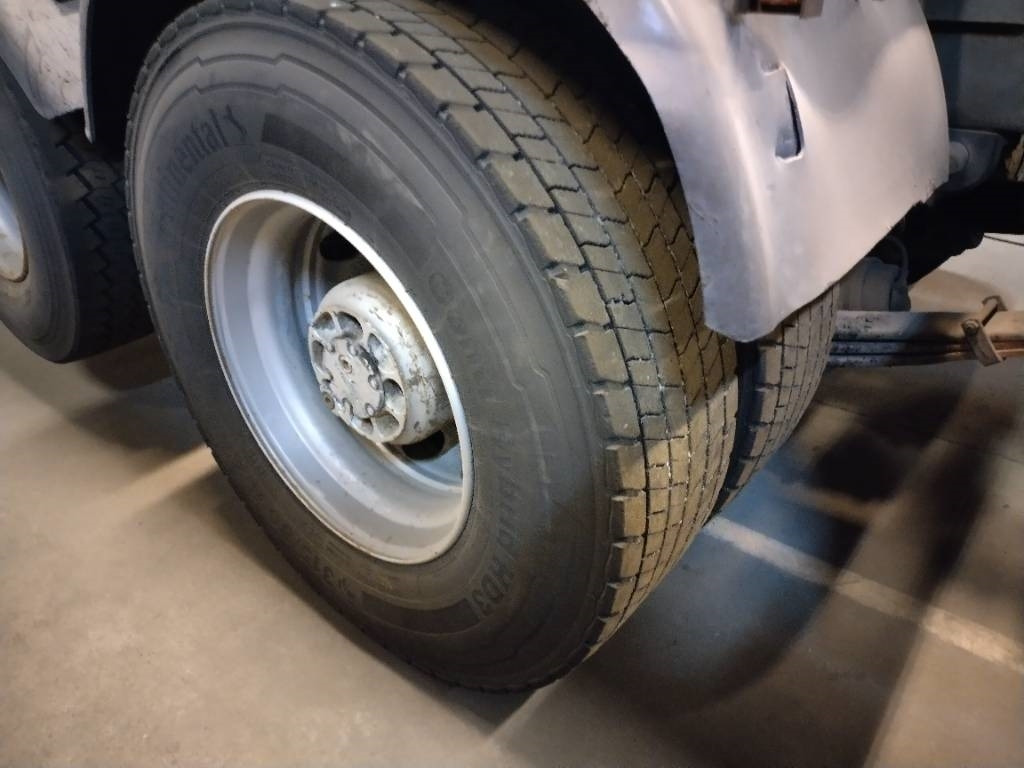 Volvo F12 6x2 ketjulaitteilla, Museointiin - Мултилифт за контейнери камион: снимка 4 Volvo F12 6x2 ketjulaitteilla, Museointiin - Мултилифт за контейнери камион: снимка 4