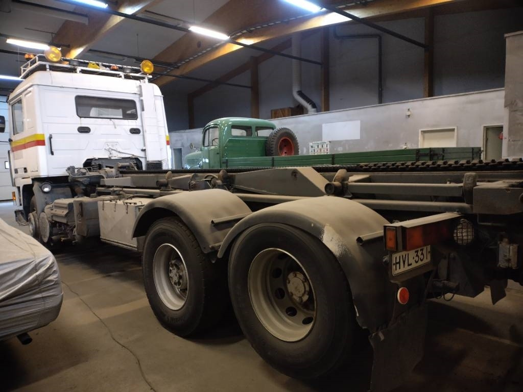 Volvo F12 6x2 ketjulaitteilla, Museointiin - Мултилифт за контейнери камион: снимка 5 Volvo F12 6x2 ketjulaitteilla, Museointiin - Мултилифт за контейнери камион: снимка 5