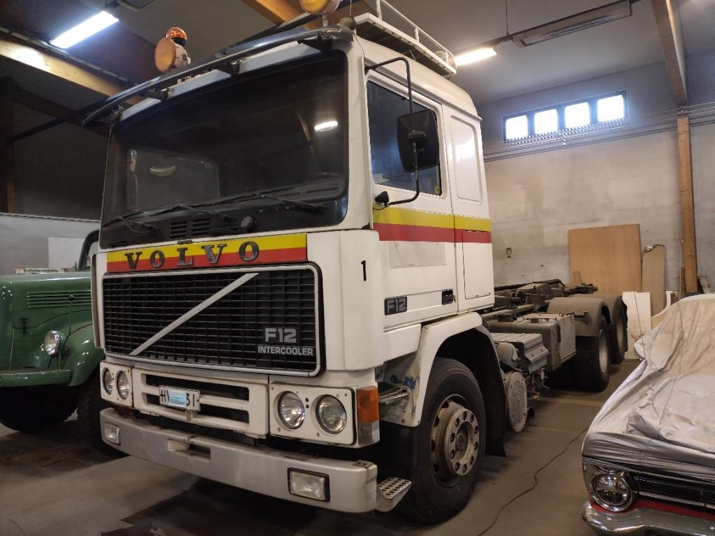 Volvo F12 6x2 ketjulaitteilla, Museointiin - Мултилифт за контейнери камион: снимка 1 Volvo F12 6x2 ketjulaitteilla, Museointiin - Мултилифт за контейнери камион: снимка 1