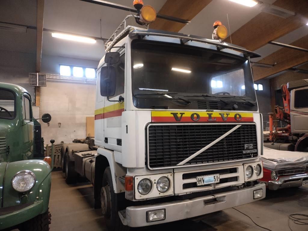 Volvo F12 6x2 ketjulaitteilla, Museointiin - Мултилифт за контейнери камион: снимка 2 Volvo F12 6x2 ketjulaitteilla, Museointiin - Мултилифт за контейнери камион: снимка 2