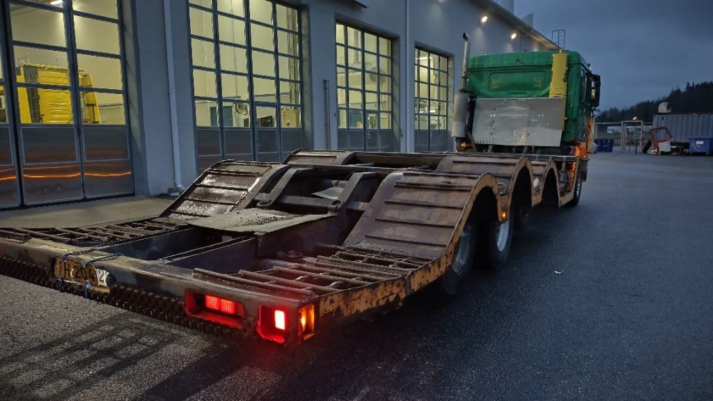 Volvo F16 8x2 metsäkone ritilä, rautajouset,hydr.perä - Камион за дърва: снимка 4 Volvo F16 8x2 metsäkone ritilä, rautajouset,hydr.perä - Камион за дърва: снимка 4