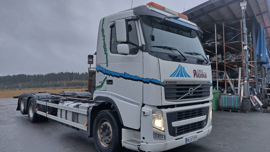 Volvo FH13 6x2 alusta, manuaalivaihteisto - Шаси кабина: снимка 2 Volvo FH13 6x2 alusta, manuaalivaihteisto - Шаси кабина: снимка 2