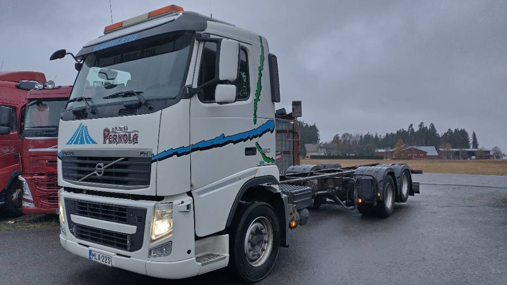 Volvo FH13 6x2 alusta, manuaalivaihteisto - Шаси кабина: снимка 1 Volvo FH13 6x2 alusta, manuaalivaihteisto - Шаси кабина: снимка 1