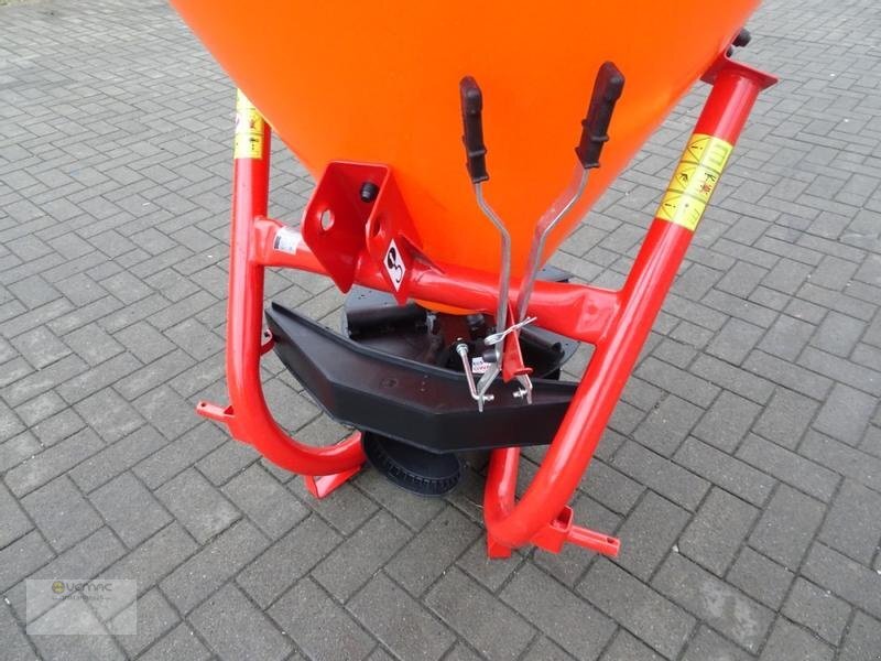 Dexwal Salzstreuer Düngerstreuer Streuer Trichterstreuer 500 Liter - Машина за разпръскване на сол/ Пясък: снимка 2 Dexwal Salzstreuer Düngerstreuer Streuer Trichterstreuer 500 Liter - Машина за разпръскване на сол/ Пясък: снимка 2