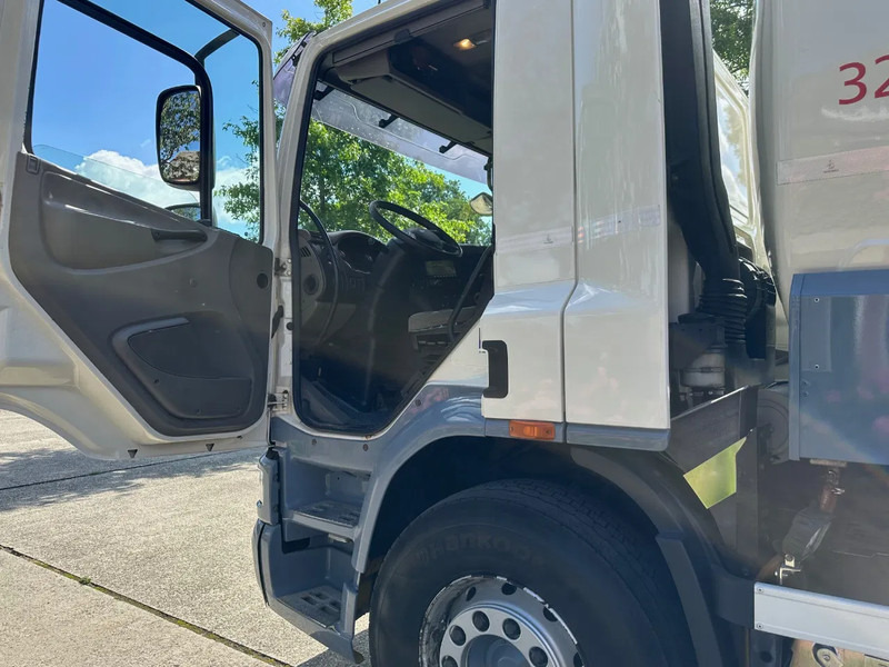 DAF CF 75.310 FAN / NL TRUCK / 6x2 / FUEL TANK 4 COMP. / 22 m3 / EURO5 / TOP CONDITION!! - Камион цистерна: снимка 5 DAF CF 75.310 FAN / NL TRUCK / 6x2 / FUEL TANK 4 COMP. / 22 m3 / EURO5 / TOP CONDITION!! - Камион цистерна: снимка 5